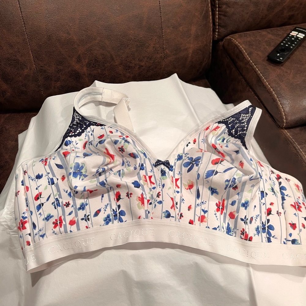 👏NWOT Cacique Wireless Floral Print Bra - White and Blue